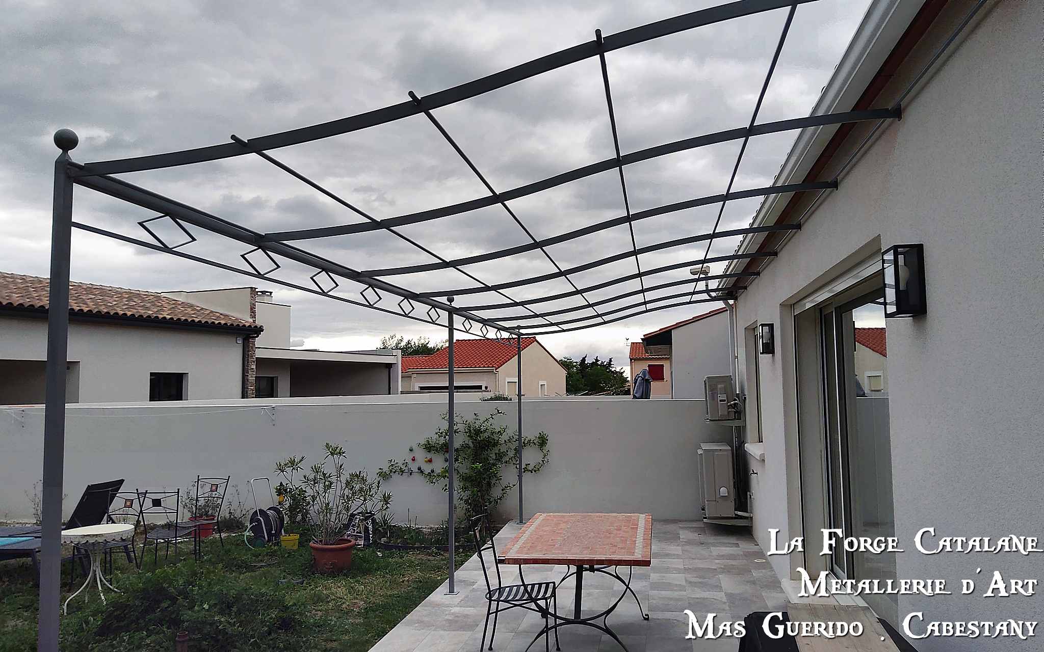 pergola frise losange sur face avant et boules decorative sur poteauforge catalane.jpg